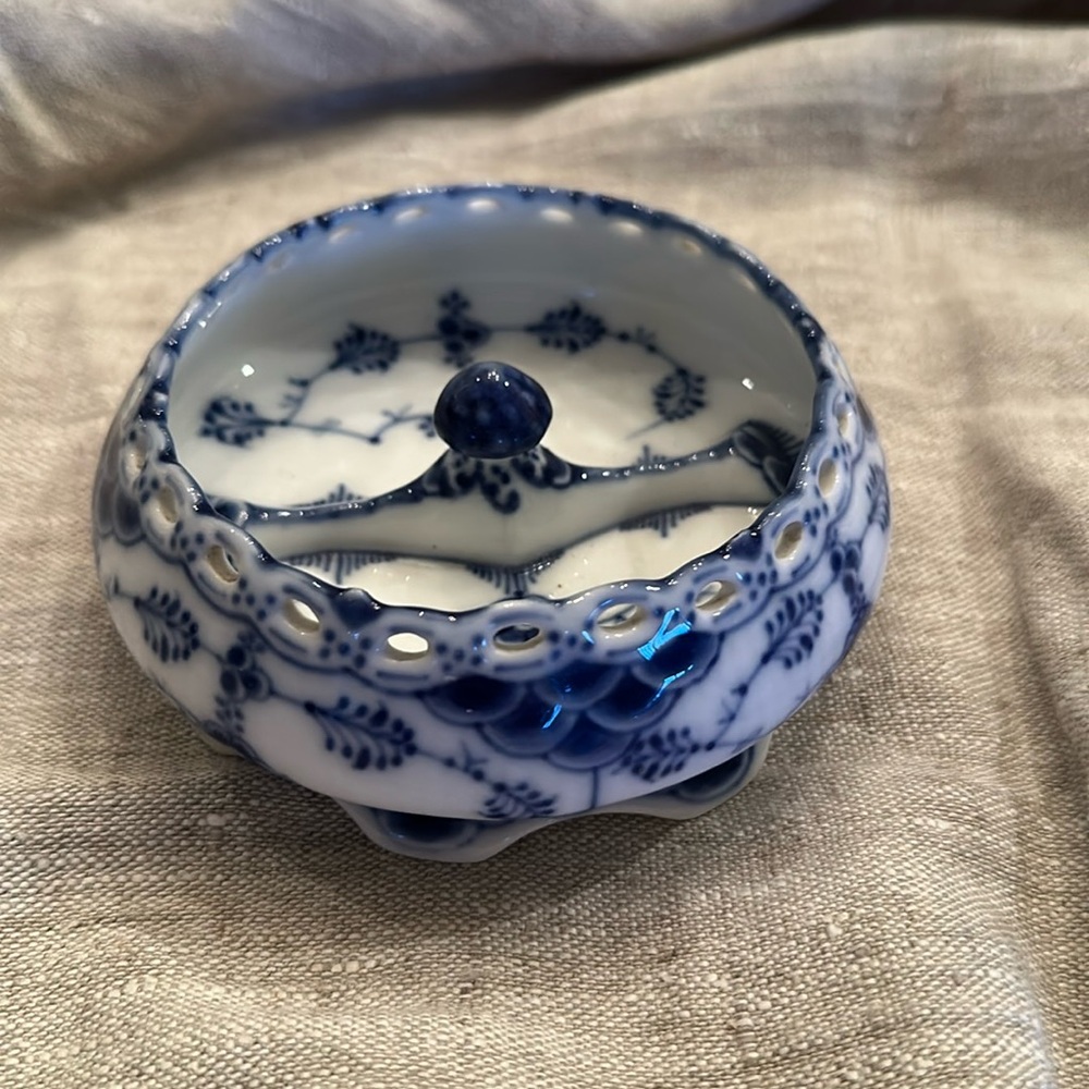 Royal Copenhagen blue fluted full lace ring holder small bowl